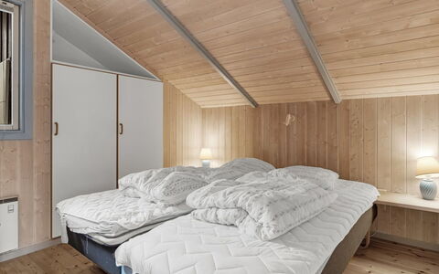 Vivan - 3.8Km from the Sea: Slaapkamer, Plafond, Huis, Linens, Bed, Laken, Bedding, Bed Frame, Hardwood, Zolder
