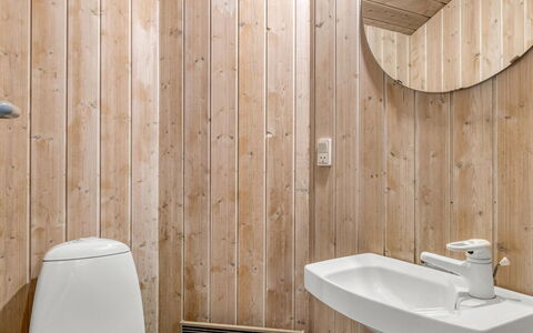 Vivan - 3.8Km from the Sea: Muur, Hout, Flooring, Loodgieterswerkinrichting, Verdieping, Interieur Ontwerp, Badkamer, Kamer, Plafond, Plank