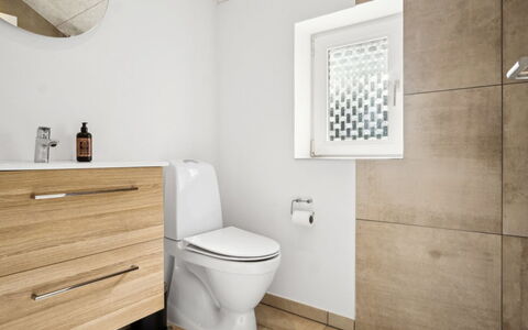Botulf - 3.8Km from the Sea: Wc Bril, Toilet, Badkamer, Flooring, Loodgieterswerkinrichting, Verdieping, Interieur Ontwerp, Badkamerkast, Loodgieter, Tegel