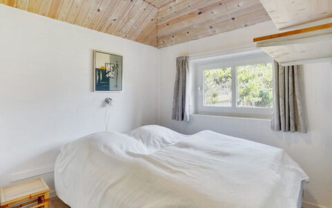 Botulf - 3.8Km from the Sea: Slaapkamer, Interieur Ontwerp, Muur, Verdieping, Hout, Plafond, Bed, Flooring, Laken, Bedding