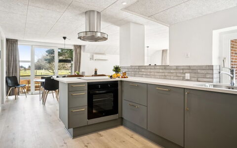 Botulf - 3.8Km from the Sea: Flooring, Keuken, Countertop, Hout, Cabinetry, Interieur Ontwerp, Meubilair, Verdieping, Plafond, Toestel Van De Keuken