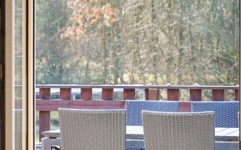 Botulf - 3.8Km from the Sea: Hout, Glas, Stoel, Hardwood, Beits, Schaduw, Eco Hotel, Daylighting, Balkon, Buitenmeubels