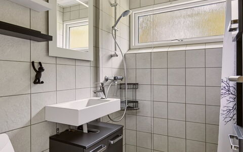 Bogatin - 1Km from the Sea: Loodgieterswerkinrichting, Badkamer, Flooring, Muur, Interieur Ontwerp, Wastafel, Verdieping, Kraan, Wastafel In De Badkamer, Loodgieter