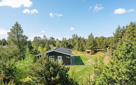 Bogatin - 1Km from the Sea: Woongebied, Struik, Huis, Huis, Tuin, Landgoed, Schaduw, Landscaping, Gazon