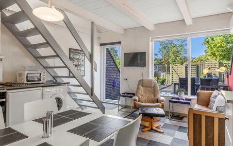Volmer - 3.9Km from the Sea: Dak, Huis, Huis, Verblijf, Deur, Siding, Landgoed, Gazon, Werf, Veranda