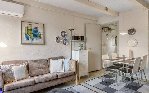 Volmer - 3.9Km from the Sea: Dak, Huis, Huis, Verblijf, Deur, Siding, Landgoed, Gazon, Werf, Veranda