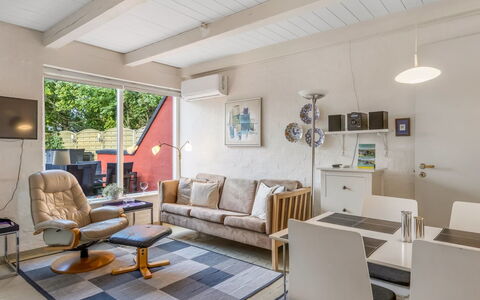 Volmer - 3.9Km from the Sea: Dak, Huis, Huis, Verblijf, Deur, Siding, Landgoed, Gazon, Werf, Veranda