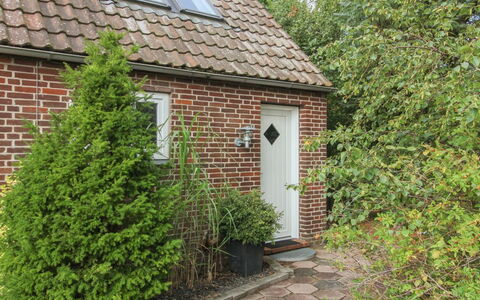 Volmer - 3.9Km from the Sea: Dak, Huis, Huis, Verblijf, Deur, Siding, Landgoed, Gazon, Werf, Veranda