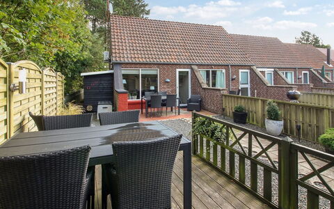 Volmer - 3.9Km from the Sea: Dak, Huis, Huis, Verblijf, Deur, Siding, Landgoed, Gazon, Werf, Veranda