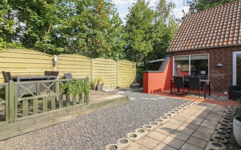 Volmer - 3.9Km from the Sea: Dak, Huis, Huis, Verblijf, Deur, Siding, Landgoed, Gazon, Werf, Veranda