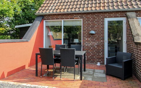 Volmer - 3.9Km from the Sea: Dak, Huis, Huis, Verblijf, Deur, Siding, Landgoed, Gazon, Werf, Veranda