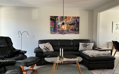 Bosse - 2.3Km from the Sea: Meubilair, Interieur Ontwerp, Flooring, Verdieping, Woonkamer, Bankstel, Kamer, Huis, Verlichting, Houten Vloer