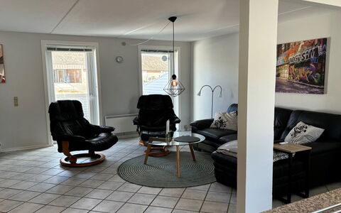 Bosse - 2.3Km from the Sea: Meubilair, Flooring, Verdieping, Interieur Ontwerp, Muur, Hout, Woonkamer, Verlichting, Bankstel, Kamer