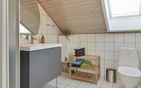 Bosse - 2.3Km from the Sea: Flooring, Loodgieterswerkinrichting, Verdieping, Interieur Ontwerp, Hout, Wastafel, Badkamer, Kraan, Badkamerkast, Wastafel In De Badkamer