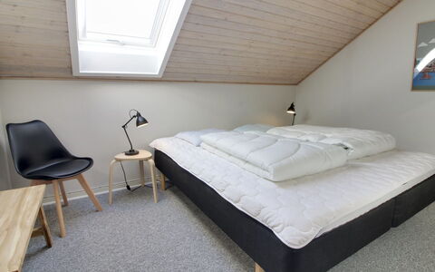 Bosse - 2.3Km from the Sea: Slaapkamer, Bed, Hout, Interieur Ontwerp, Flooring, Verdieping, Laken, Bedding, Plafond, Meubilair