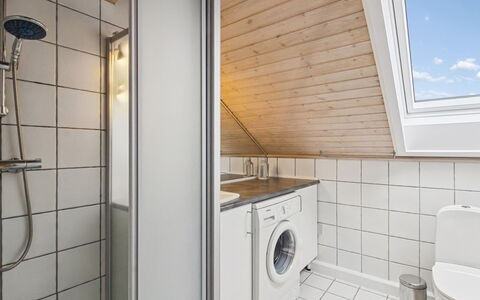 Aappo - 2.3Km from the Sea: Flooring, Verdieping, Loodgieterswerkinrichting, Interieur Ontwerp, Plafond, Loodgieter, Kamer, Kraan, Tegel, Badkamer