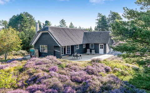 Thorulf - 3.5Km from the Sea: Thatching, Verblijf, Huis, Dak, Huis, Boerderij, Hut, Landgoed, Dorp