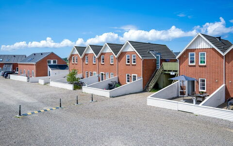 Hansia: Struik, Stedelijk Ontwerp, Groundcover, Steen, Appartement, Landgoed, Metselwerk, Balkon, Landscaping