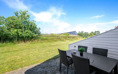 Hansia: Struik, Stedelijk Ontwerp, Groundcover, Steen, Appartement, Landgoed, Metselwerk, Balkon, Landscaping