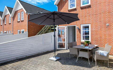 Hansia: Struik, Stedelijk Ontwerp, Groundcover, Steen, Appartement, Landgoed, Metselwerk, Balkon, Landscaping
