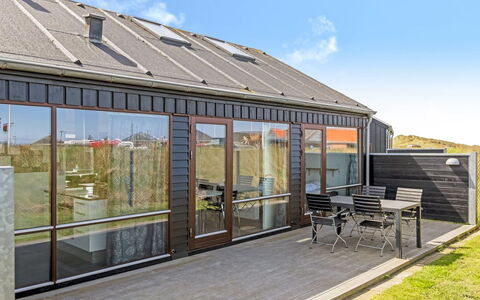 Elinora - 100M from the Sea: Plantengemeenschap, Zonlicht, Kruidachtige Plant, Tuin, Plantage, Landbouw, Boerderij