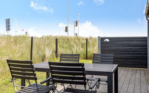 Elinora - 100M from the Sea: Plantengemeenschap, Zonlicht, Kruidachtige Plant, Tuin, Plantage, Landbouw, Boerderij
