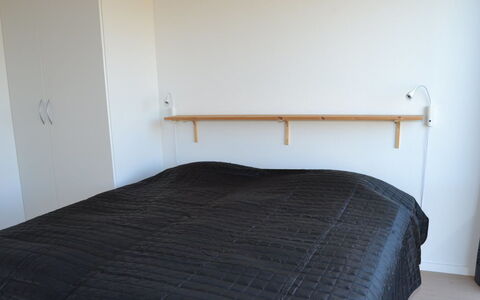 Elinora - 100M from the Sea: Hout, Slaapkamer, Meubilair, Bed, Verdieping, Flooring, Interieur Ontwerp, Bedding, Linens, Laken