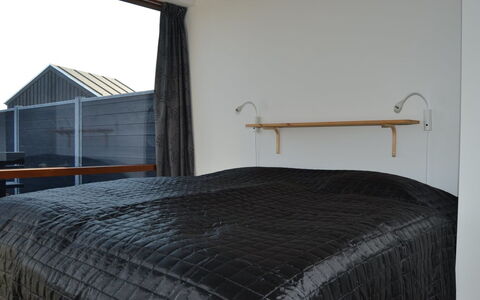Elinora - 100M from the Sea: Hout, Slaapkamer, Interieur Ontwerp, Verdieping, Bedding, Bed, Linens, Plafond, Laken, Bed Frame