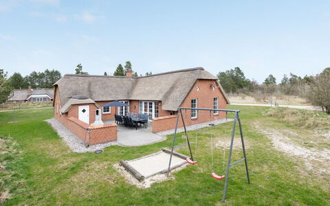 Ferhat - 2.9Km from the Sea: Dak, Huis, Land Lot, Huis, Verblijf, Landgoed, Garden Gebouwen, Schaduw, Blokhut, Landscaping