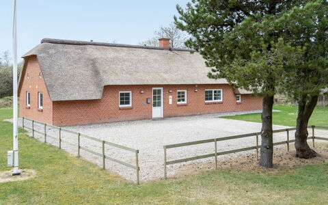 Ferhat - 2.9Km from the Sea: Dak, Huis, Land Lot, Huis, Verblijf, Landgoed, Garden Gebouwen, Schaduw, Blokhut, Landscaping