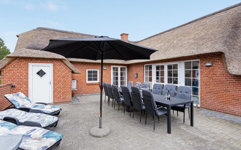 Ferhat - 2.9Km from the Sea: Dak, Huis, Land Lot, Huis, Verblijf, Landgoed, Garden Gebouwen, Schaduw, Blokhut, Landscaping