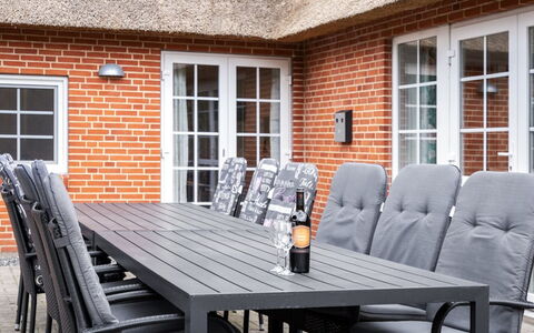 Ferhat - 2.9Km from the Sea: Dak, Huis, Land Lot, Huis, Verblijf, Landgoed, Garden Gebouwen, Schaduw, Blokhut, Landscaping