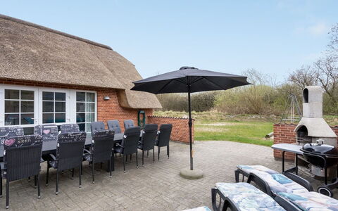 Ferhat - 2.9Km from the Sea: Dak, Huis, Land Lot, Huis, Verblijf, Landgoed, Garden Gebouwen, Schaduw, Blokhut, Landscaping