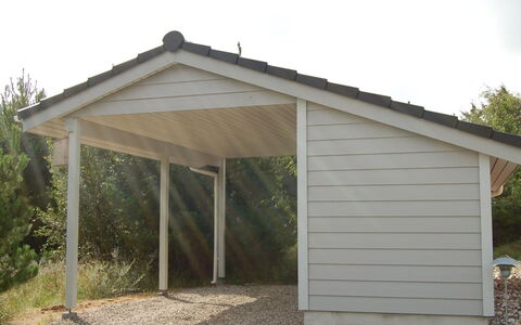 Elsy - 2.6Km from the Sea: Hout, Schuur, Outdoor Structuur, Garden Gebouwen, Siding, Schaduw, Plank, Backyard, Garage