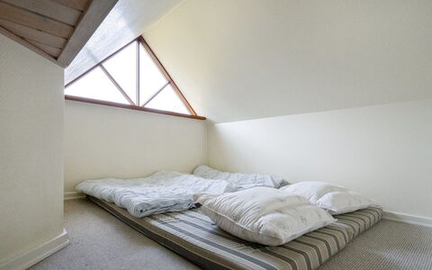 Amundi - 3.8Km from the Sea: Hout, Verdieping, Interieur Ontwerp, Flooring, Plafond, Slaapkamer, Kamer, Verlichting, Bed, Zolder