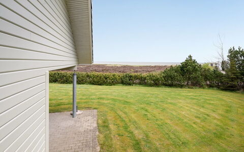 Amundi - 3.8Km from the Sea: Gras, Land Lot, Plain, Gazon, Siding, Tuin, Landscaping, Werf, Schaduw