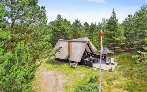 Magga - 3.2Km from the Sea: Gebouw, Huis, Venster, Huis, Dak, Woongebied, Struik, Verblijf, Land Lot