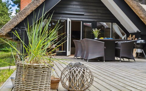 Magga - 3.2Km from the Sea: Gebouw, Huis, Venster, Huis, Dak, Woongebied, Struik, Verblijf, Land Lot