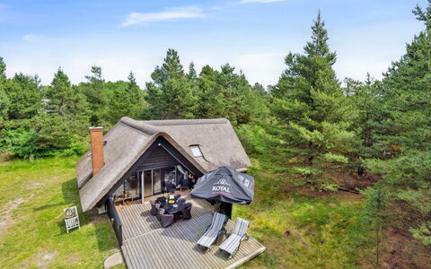 Magga - 3.2Km from the Sea: Gebouw, Huis, Venster, Huis, Dak, Woongebied, Struik, Verblijf, Land Lot