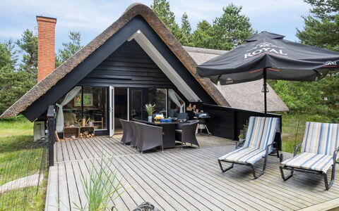Magga - 3.2Km from the Sea: Gebouw, Huis, Venster, Huis, Dak, Woongebied, Struik, Verblijf, Land Lot
