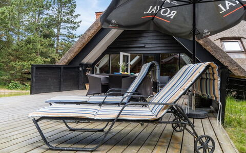Magga - 3.2Km from the Sea: Gebouw, Huis, Venster, Huis, Dak, Woongebied, Struik, Verblijf, Land Lot