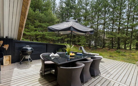 Magga - 3.2Km from the Sea: Gebouw, Huis, Venster, Huis, Dak, Woongebied, Struik, Verblijf, Land Lot