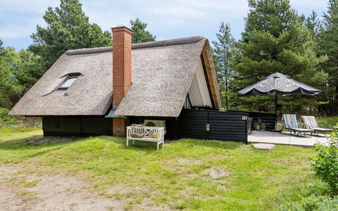 Magga - 3.2Km from the Sea: Gebouw, Huis, Venster, Huis, Dak, Woongebied, Struik, Verblijf, Land Lot