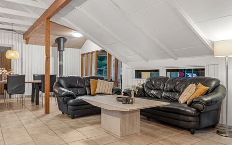 Niyazi - 3.1Km from the Sea: Flooring, Meubilair, Interieur Ontwerp, Bankstel, Verdieping, Hout, Plafond, Woonkamer, Verlichting, Kamer