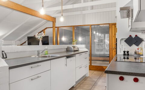 Niyazi - 3.1Km from the Sea: Keuken, Countertop, Flooring, Interieur Ontwerp, Plafond, Hout, Cabinetry, Verdieping, Toestel Van De Keuken, Major Appliance