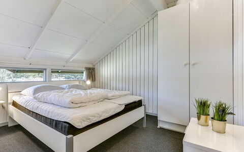 Niyazi - 3.1Km from the Sea: Plafond, Interieur Ontwerp, Flooring, Verdieping, Slaapkamer, Kamer, Bed, Bed Frame, Bedding, Laken