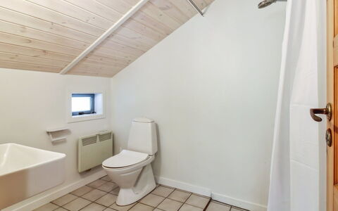 Niyazi - 3.1Km from the Sea: Flooring, Loodgieterswerkinrichting, Verdieping, Plafond, Badkamer, Interieur Ontwerp, Toilet, Loodgieter, Kraan, Wastafel