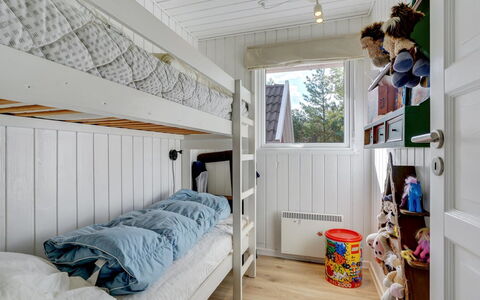 Tora - 3Km from the Sea: Hout, Slaapkamer, Huis, Stapelbed, Bed, Bedding, Verblijf, Beits, Plank, Plafond