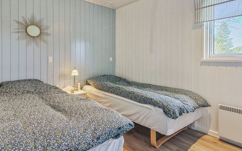 Tora - 3Km from the Sea: Hout, Slaapkamer, Flooring, Verdieping, Interieur Ontwerp, Laken, Plafond, Bed, Bedding, Kamer