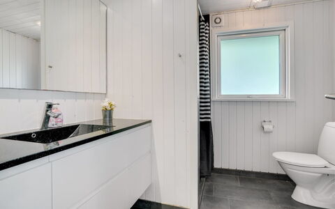 Tora - 3Km from the Sea: Loodgieterswerkinrichting, Flooring, Verdieping, Wastafel, Interieur Ontwerp, Kraan, Loodgieter, Badkamer, Badkamerkast, Tegel